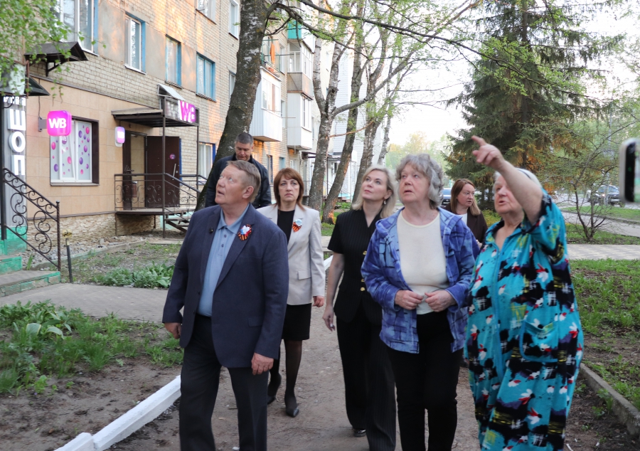 Жители Ртищева пожаловались Панкову на протекающие крыши и грибок в квартирах